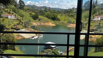 Habitación Premium | Zona de estar | Televisión de pantalla plana de 32 pulgadas con canales por cable