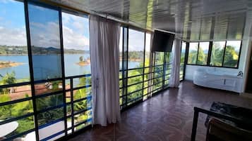 Deluxe Room, Lake View | Living area | 32-inch flat-screen TV with cable channels
