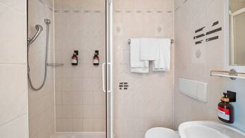 Secador de cabelo, toalhas de banho