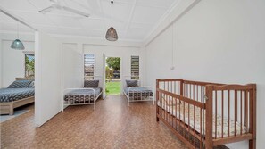 4 habitaciones, tabla de planchar con plancha y ropa de cama 