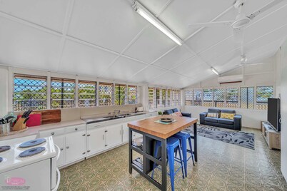 Reef Shack Beach Vibes   Stroll to the beach