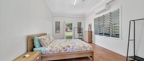 5 bedrooms, iron/ironing board, travel crib, bed sheets