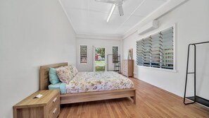 5 Schlafzimmer, Bügeleisen/Bügelbrett, Reisekinderbett, Bettwäsche