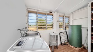 Jääkaappi, mikroaaltouuni, astianpesukone, kahvin-/teenkeitin