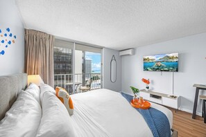 Iron/ironing board, free WiFi, bed sheets - Middle of Waikiki- 18th Floor Studio with Free Parking (Honolulu)