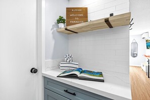 Interior - Middle of Waikiki- 18th Floor Studio with Free Parking (Honolulu)