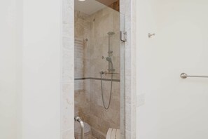 Dusche, Haartrockner, Handtücher, Shampoo