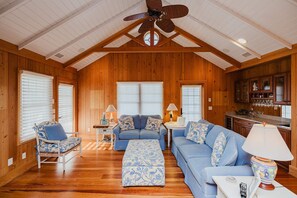 Televisie, een open haard en een kantoor