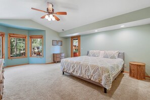 4 bedrooms, desk, iron/ironing board, free WiFi