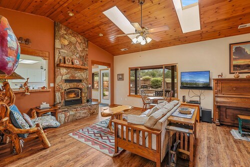 BunnyLand Lodge | Panoramic Mt. Views | Fantastic Backyard Patio | Scenic Location in Flagstaff