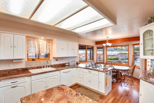 BunnyLand Lodge | Panoramic Mt. Views | Fantastic Backyard Patio | Scenic Location in Flagstaff