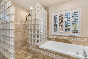 Shower, hair dryer, towels - ACE - A Hole in One! | Right on the Golf Course | Hot Tub |  Mt Views & Pines (Flagstaff)