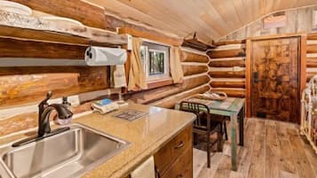 Micro-ondas, cafeteira/chaleira, cadeirão de bebê