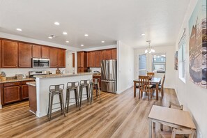 Refrigerador, microondas, horno, placa de cocina