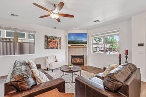Smart TV, fireplace, table football - Deer Ridge | Peak Views | Game Room | AC | Perfect Base for Northern AZ Exploration (Flagstaff)