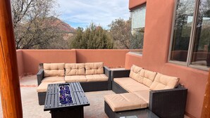 Un espacio al aire libre con un sofá y una mesa de centro.