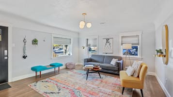 Télévision, lecteur de DVD, livres