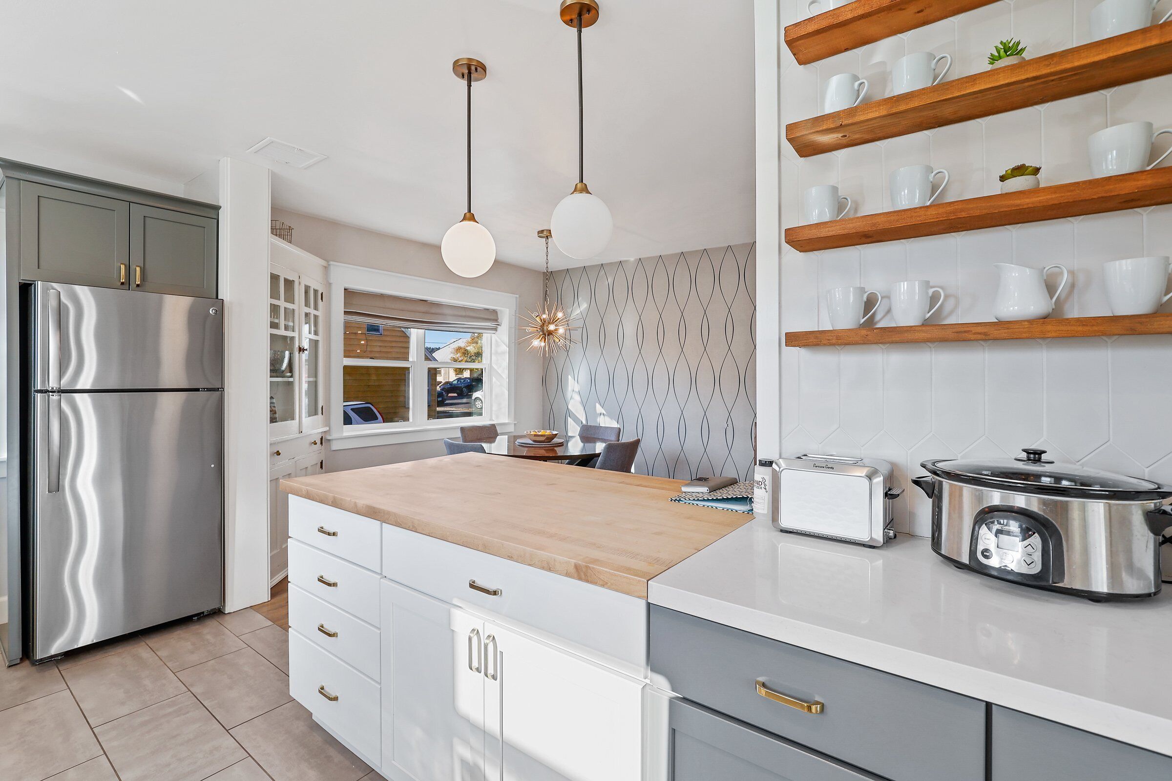 冷蔵庫、電子レンジ、オーブン、コンロ