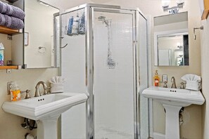 Dusche, Haartrockner, HandtĂŒcher