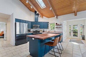 Kylskåp, mikrovågsugn, ugn och spishäll