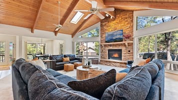 Smart TV, chimenea, videojuegos, mesa de ping pong