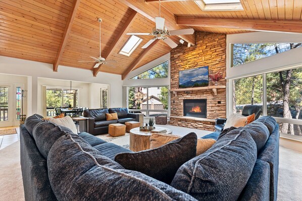 Smart-tv, eldstad, tv-spel och ett bordtennisbord