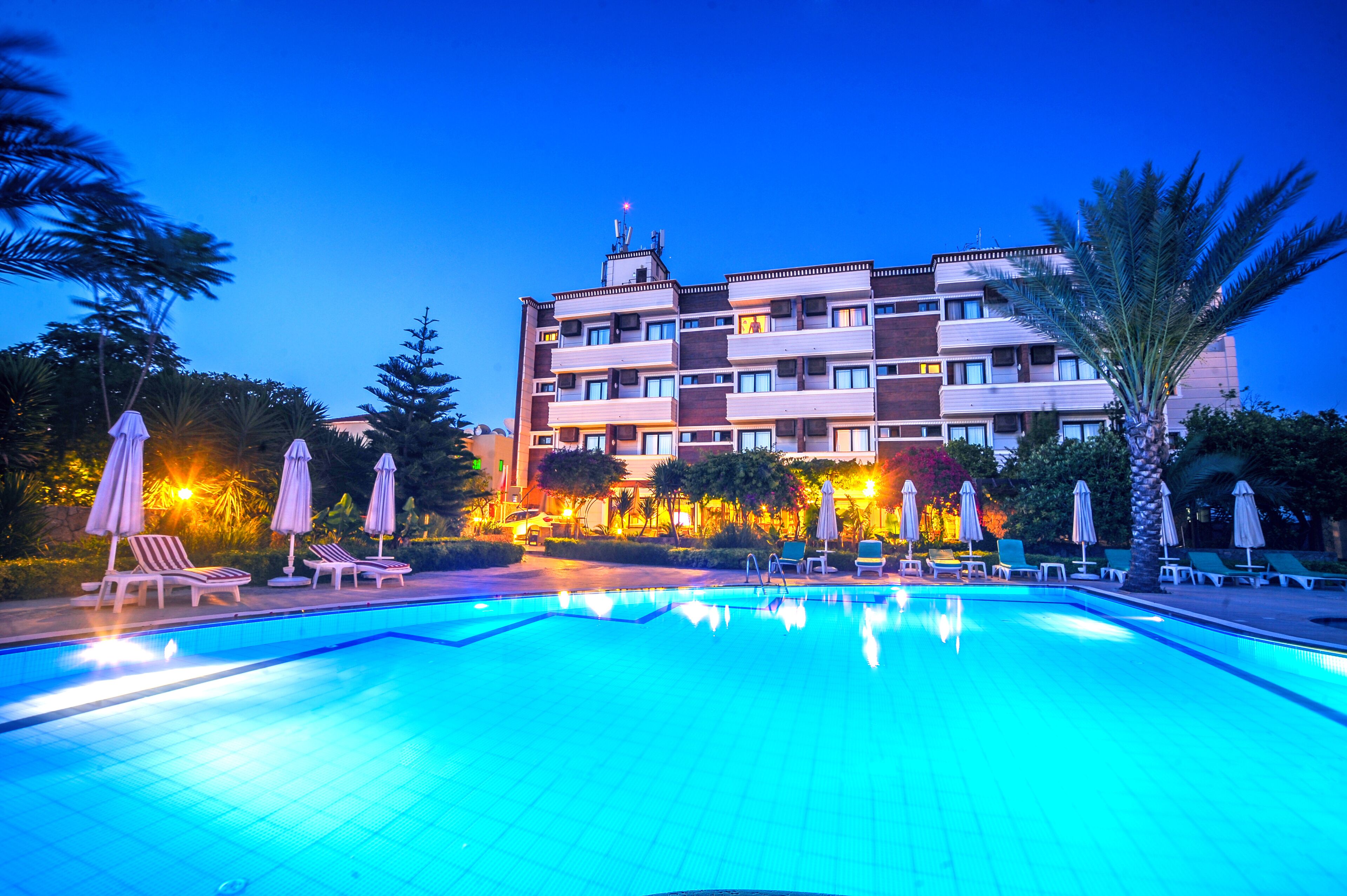 Açık yüzme havuzu, havuz şemsiyeleri, şezlonglar 