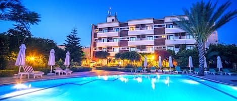 Açık yüzme havuzu, havuz şemsiyeleri, şezlonglar