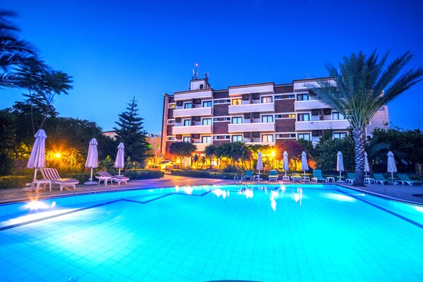 Açık yüzme havuzu, havuz şemsiyeleri, şezlonglar 