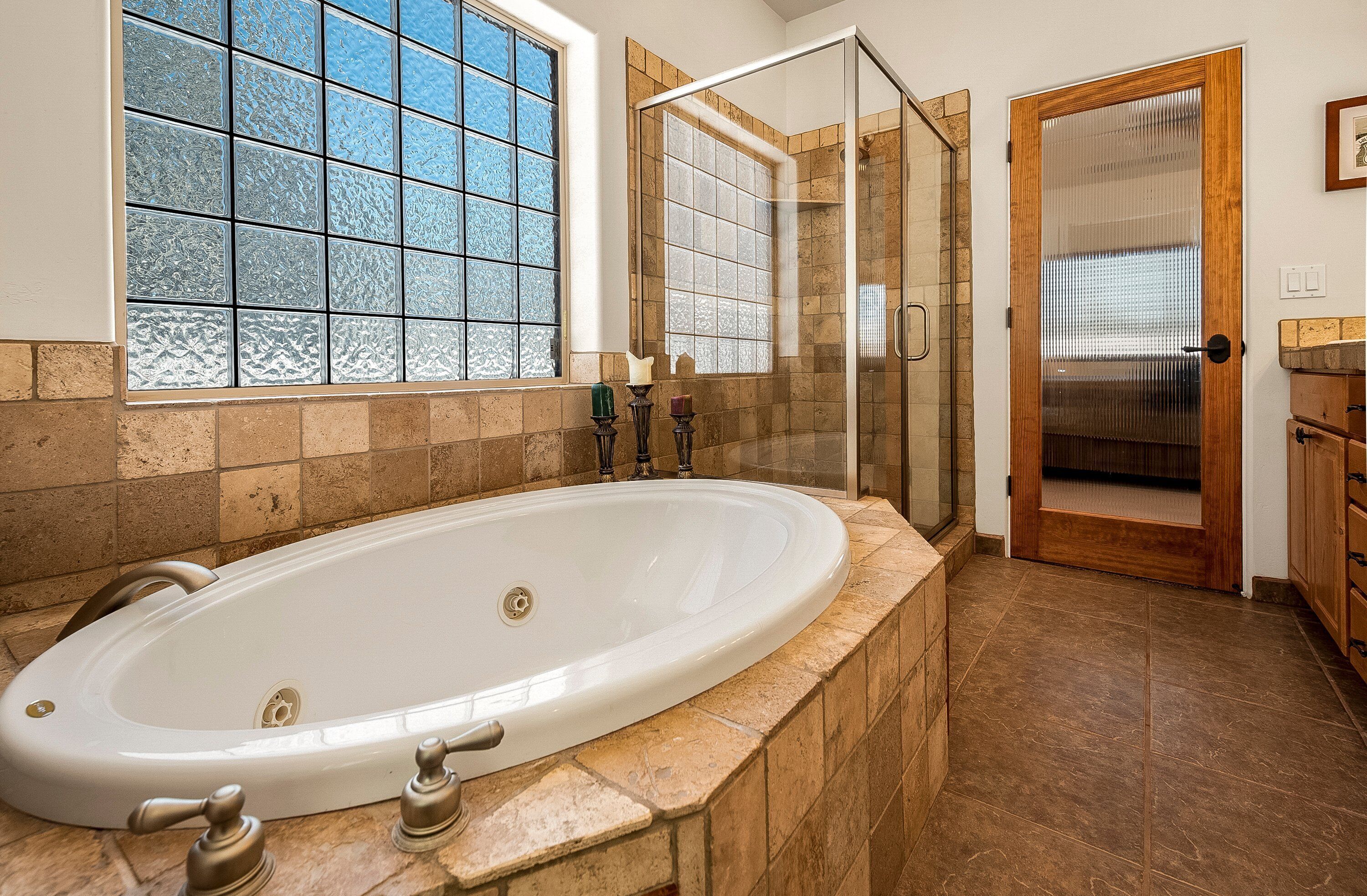 Secadora de cabello y papel de baño 
