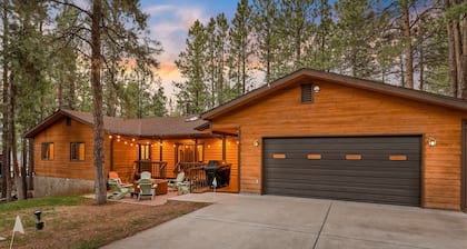 Luna's Lighthouse | Fun Snowbowl Cabin | Firepit, Pool Table & Arcade Games