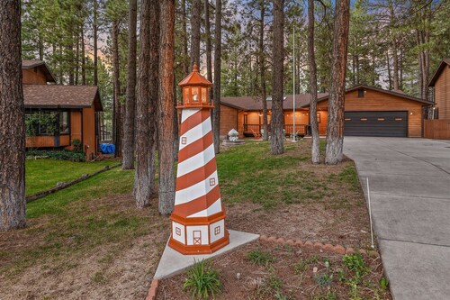 Luna's Lighthouse | Fun Snowbowl Cabin | Firepit, Pool Table & Arcade Games