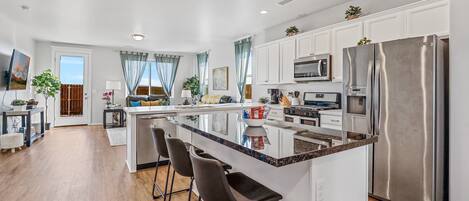 Frigorífico, microondas, horno y placa de cocina