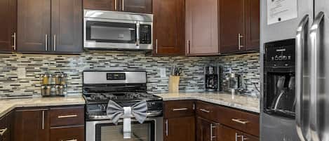 Refrigerador, microondas, horno y parrilla de estufa