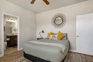 4 bedrooms, iron/ironing board, free WiFi, bed sheets - Mountain Peaks Getaway | 4BR/4BA | Pet-Friendly | Central AC | Near Downtown & Trails (Flagstaff)