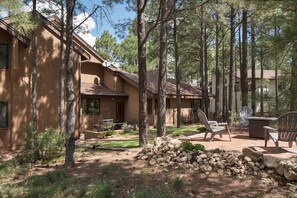 Outdoor dining - Burning Tree Lodge - Forest Views, Fire Pit, AC | Pet and Family Friendly (Flagstaff)