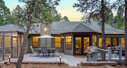 Coburn Cabin @ Country Club | Game Room | New Central AC | Pet and Family-Friendly