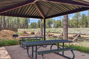 Outdoor dining - Windtree Retreat | Hot Tub | Pet-Friendly | Fire Pit | Near Downtown (Flagstaff)