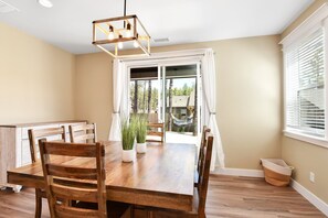 Dining - Windtree Retreat | Hot Tub | Pet-Friendly | Fire Pit | Near Downtown (Flagstaff)