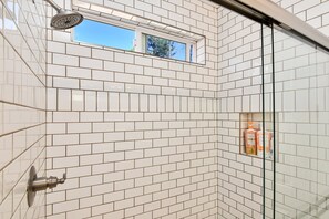 Dusche, Haartrockner, Handtücher, Toilettenpapier