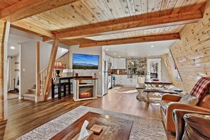 Smart-tv, een open haard, videospelletjes en een dvd-speler