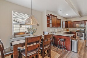 Fridge, microwave, oven, stovetop - Moonlight Ridge | Spacious Townhome 3 miles from Downtown | AC & Garage  | Near Snowbowl (Flagstaff)