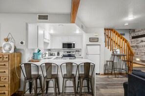 Kylskåp, mikrovågsugn, ugn och spishäll