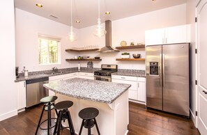 Fridge, microwave, oven, stovetop - Hannah Lane Haven | Forest Views  | Great Location | Family-Friendly Stay (Flagstaff)