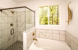 Douche, séchoir à cheveux, serviettes fournies, savon