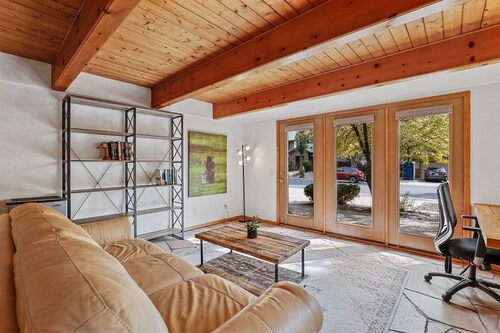 Hummingbird Haven | Pet-Friendly Casita | Cozy Gas Fireplace | Close to Downtown