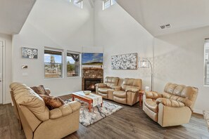 TV, fireplace