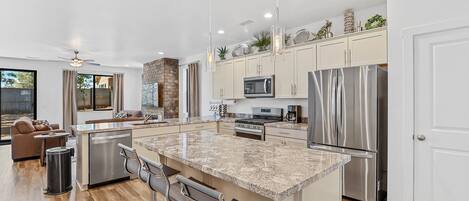 Refrigerador, microondas, horno, placa de cocina