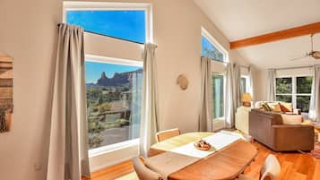 Una televisión, una chimenea