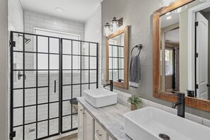Douche, sèche-cheveux, serviettes fournies
